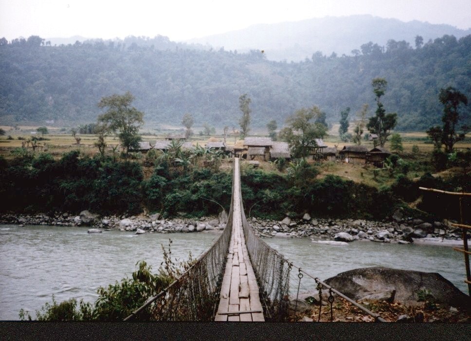 An account and photographs of the trek from Lukla to Hille in the Arun Valley in the East of Nepal